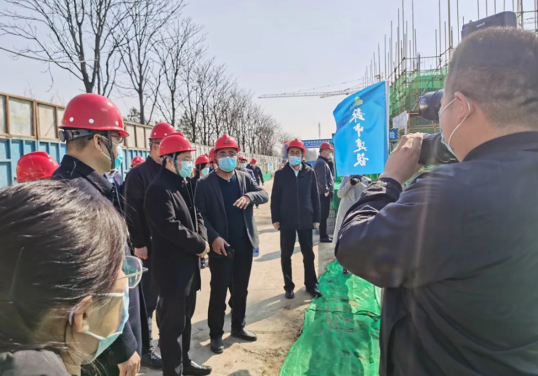 天津市寶坻區區長郭康偉率隊到公司香岸華庭項目檢查安全生產