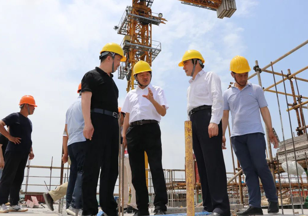 公司董事長笪鴻鵠帶班檢查安全生產(chǎn)