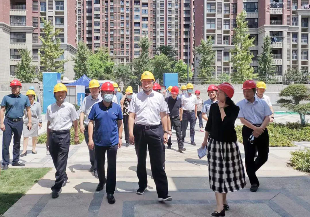 江蘇省人民政府副秘書長、辦公廳主任謝潤盛率隊(duì)考察蘇州市恒大悅瓏灣項(xiàng)目建設(shè)情況